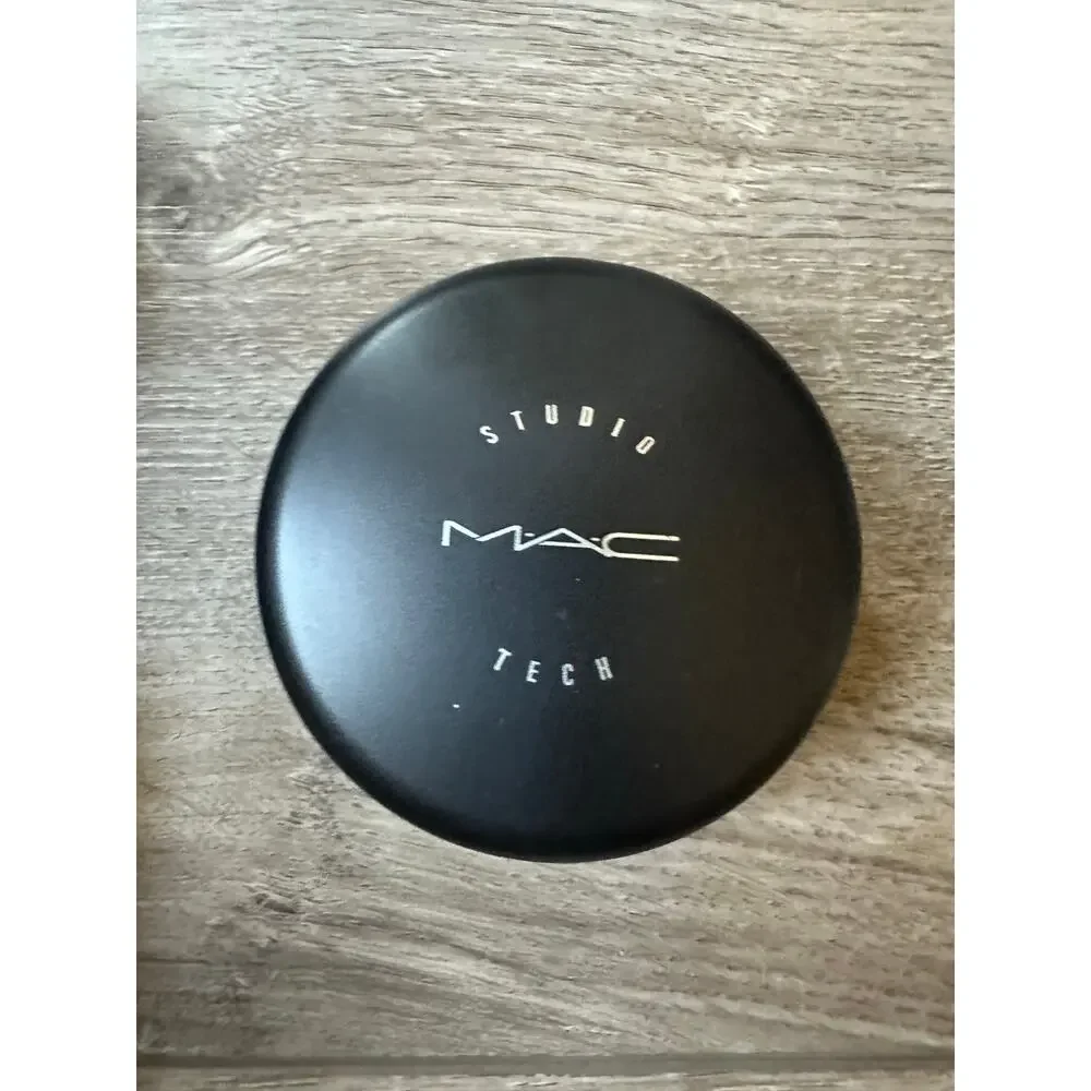 MAC Studio Tech Foundation NW45 - Discontinued
